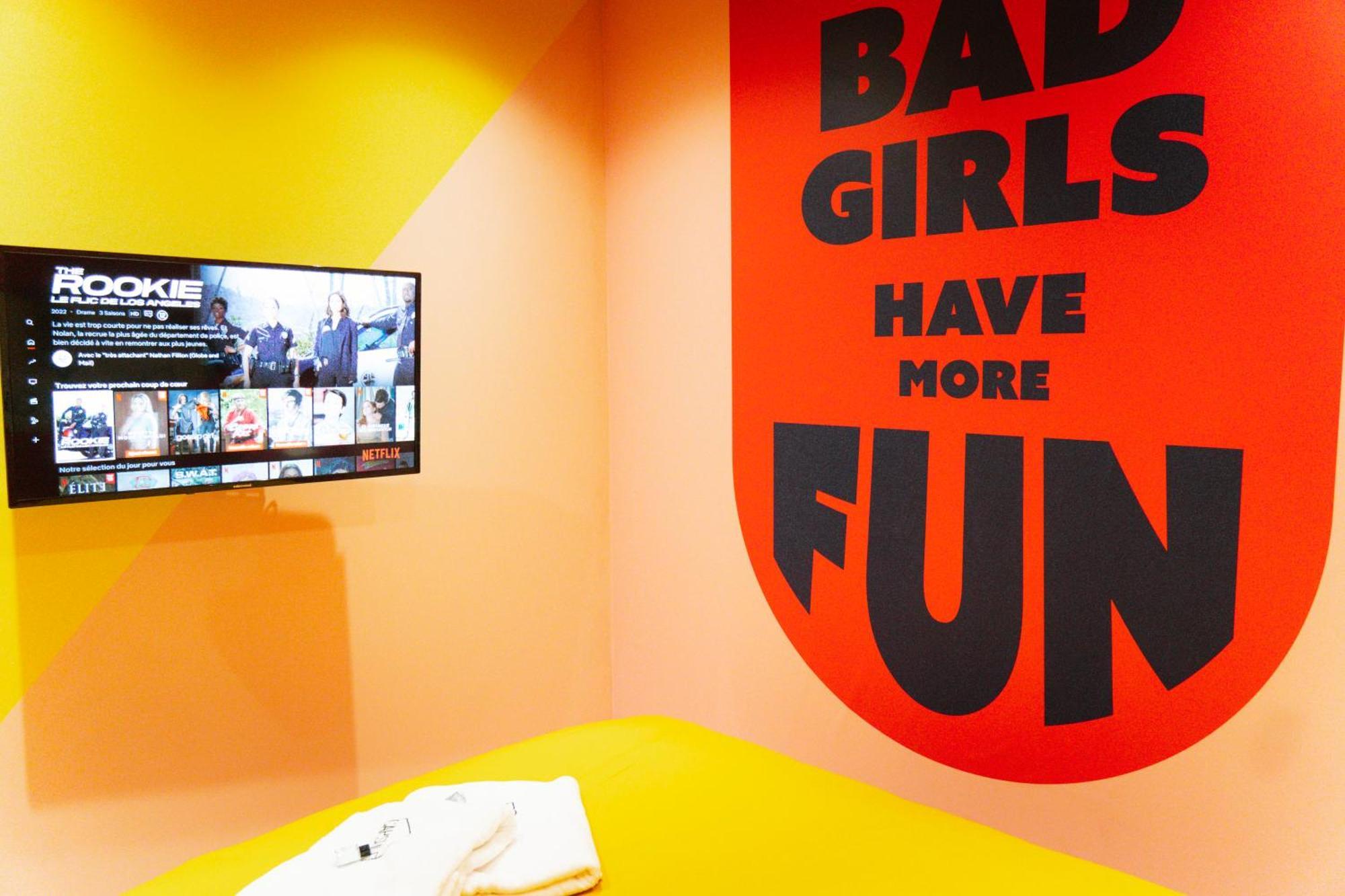 Capsule Girl Power Spa - Balneo - Sauna - Karaoke - Billard - 2 Chambres シャルルロワ エクステリア 写真