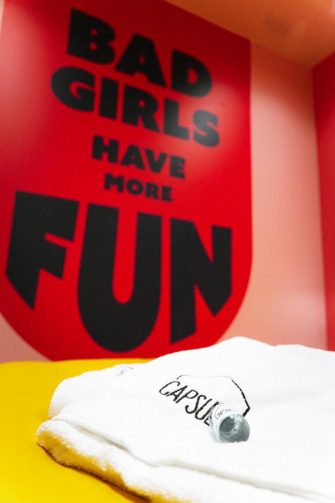 Capsule Girl Power Spa - Balneo - Sauna - Karaoke - Billard - 2 Chambres シャルルロワ エクステリア 写真