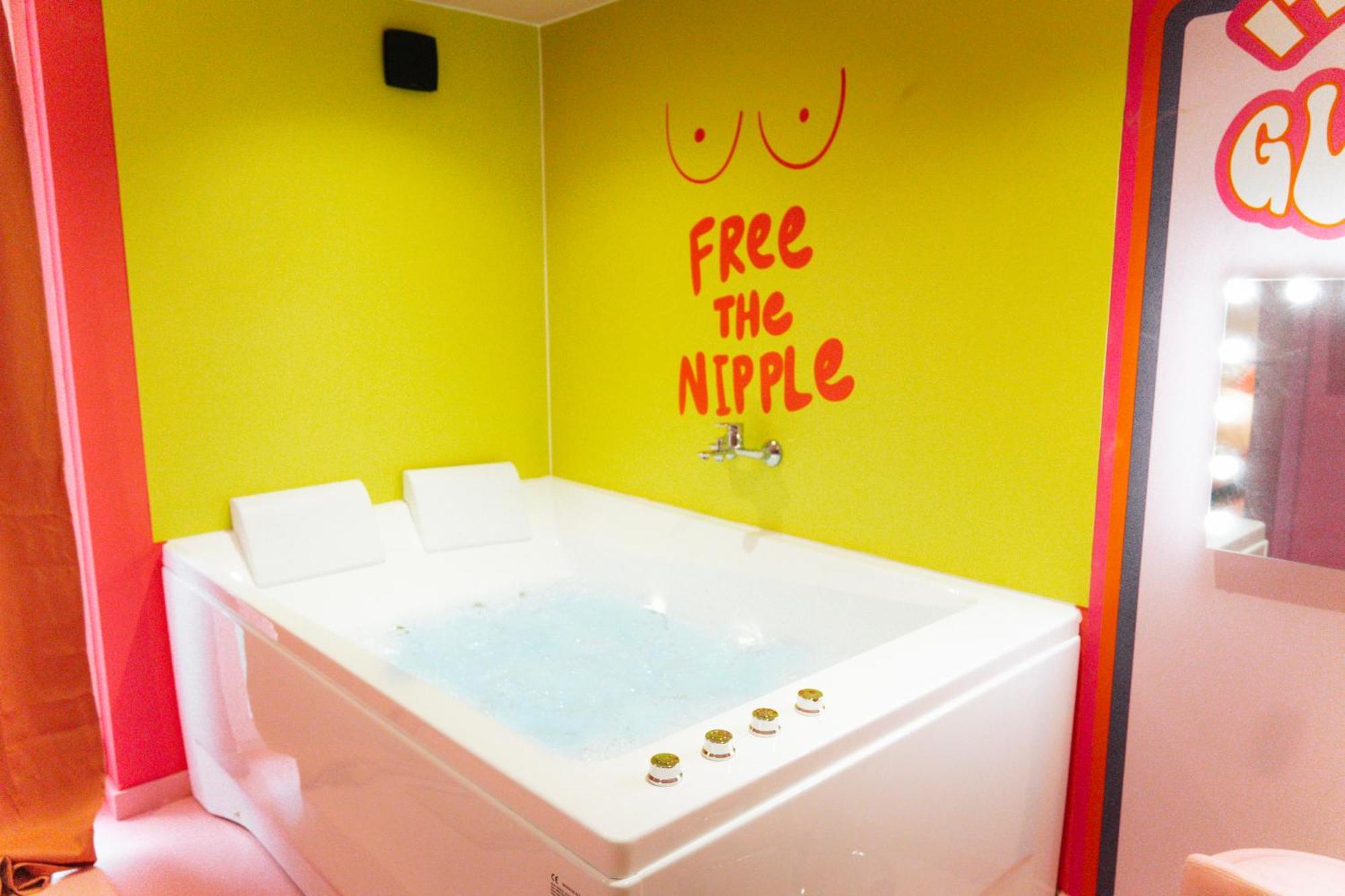 Capsule Girl Power Spa - Balneo - Sauna - Karaoke - Billard - 2 Chambres シャルルロワ エクステリア 写真
