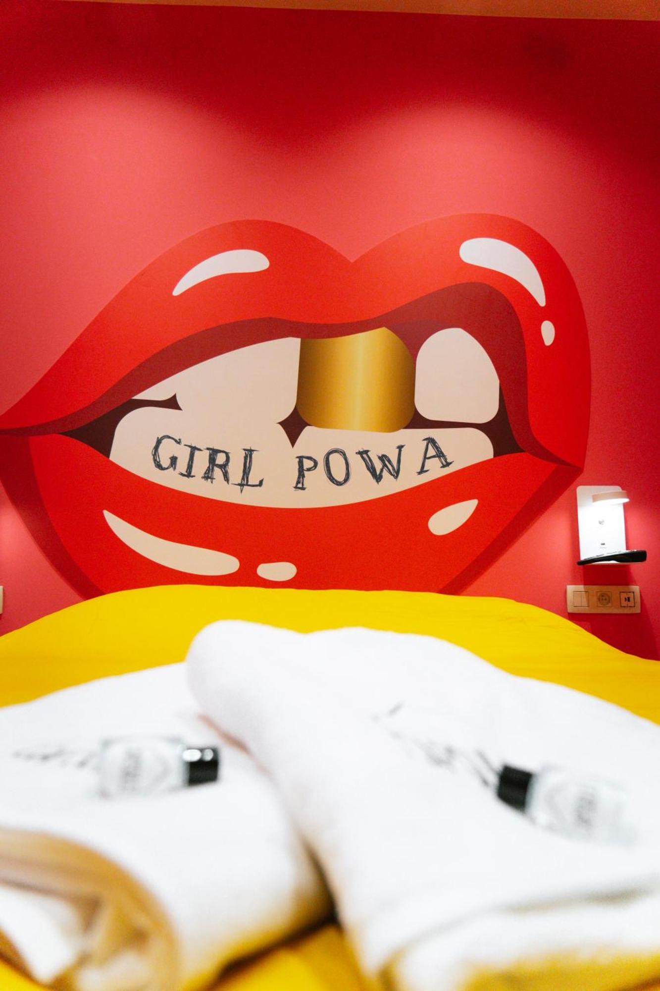 Capsule Girl Power Spa - Balneo - Sauna - Karaoke - Billard - 2 Chambres シャルルロワ エクステリア 写真