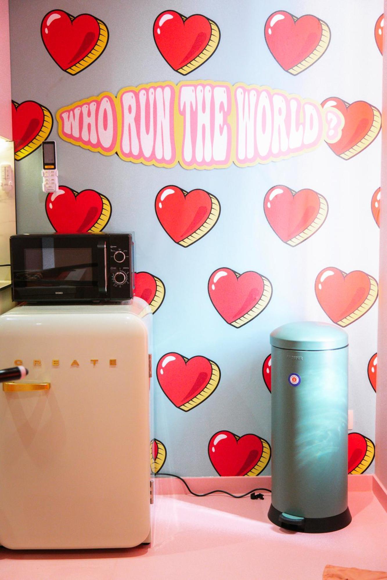 Capsule Girl Power Spa - Balneo - Sauna - Karaoke - Billard - 2 Chambres シャルルロワ エクステリア 写真